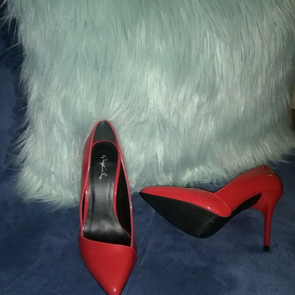 Red pumps - Picture 2 of 2